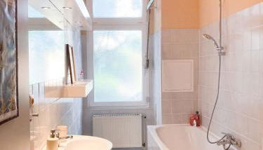 Sunny Renovated Ground-Floor Apartment in Neukölln - Foto 4, towels, Shower