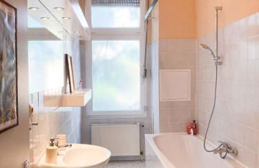 Sunny Renovated Ground-Floor Apartment in Neukölln - Foto 4