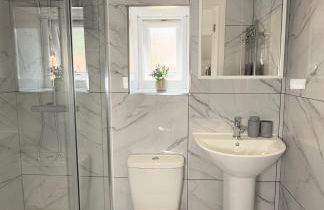 'The Elegant Comfort' - A Stunning Luxury 2-Bed Flat with Private Garden & Patio - Free Parking - Photo 8