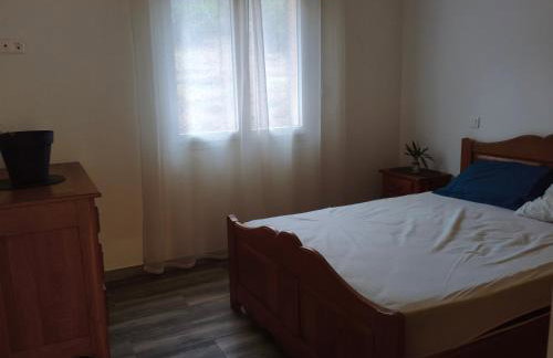 Grande villa 2 chambre ,salle de bain, grand séjour avec cuisine équipée et salle a manger, une grande terrasse de 40m2 donnant sur un grand jardin avec un parking en gravier de 500m2 - Foto 7