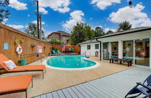 Poolside Bungalow with Fire Pit Fun and King Suite - Foto 31