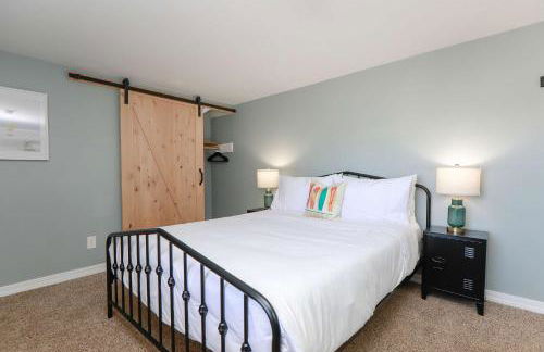 Sojourn Spacious Family Retreat with Fenced Backyard - Foto 17