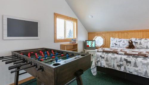 Chester Currents by KABINO Riverfront on Henrys Fork Air Conditioning Boat Launch Foosball Pool Table Huge Yard Garage WIFI - Foto 5