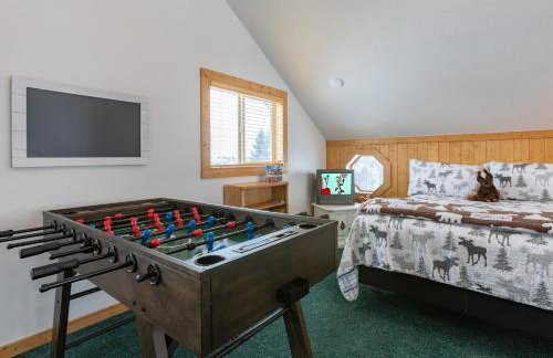 Chester Currents by KABINO Riverfront on Henrys Fork Air Conditioning Boat Launch Foosball Pool Table Huge Yard Garage WIFI - Foto 5