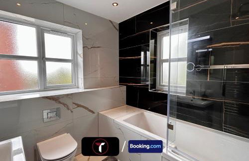 Spacious 4 Bedroom By Tara Stays Short Lets & Serviced Accommodation Aldershot With Free WiFi & Garden - Foto 16