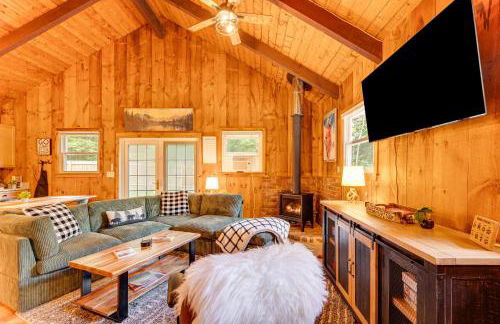 2 Mi to Conway Cozy Cabin with Grill and Yard! - Foto 1