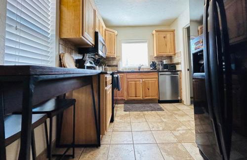 Home Sweet Idahome, feels like home with all the decor you wish you could afford King bed in master, fully fenced dog friendly yard, a few blocks from BSU and downtown Boise, Your perfect stay! - Foto 21