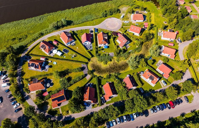 Chalet in Friesland With Play Area - Foto 10