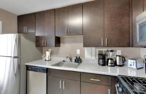 Large 3 bedroom Family Suite, Private Balcony, 5 min to DCA, Gym, Pool and more! - Photo 36