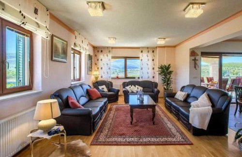 5-Bed Villa with Pool, Jacuzzi & Padel Court - Foto 19