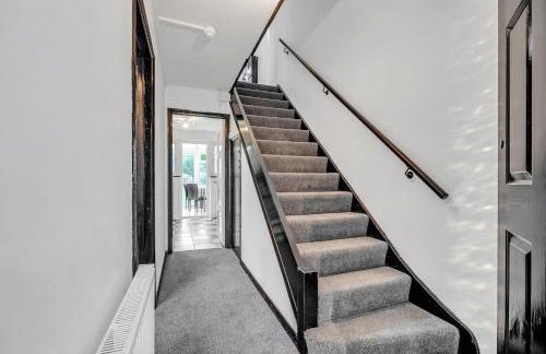 Spacious 4-Bed Haven in Orpington Retreat - Photo 9