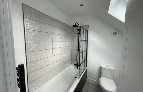 Brand New High Spec House with Parking & Wi-Fi By Home Away From Home - A - Foto 13