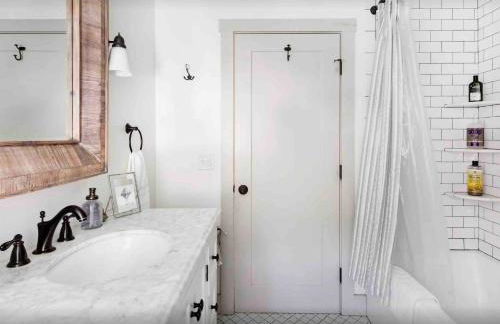 Entire Enchanting, Light-Filled 1830 Farmhouse - Foto 68