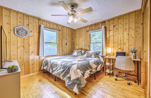 Peak-a-Blue Cabin - Watch Movies from Hot Tub, Mountain View, Bigfoot Bunker Game Room, Fire Pit, Oversized Deck, Screened-in Porch - Foto 36