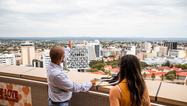 Viendo Windhoek desde un mirador