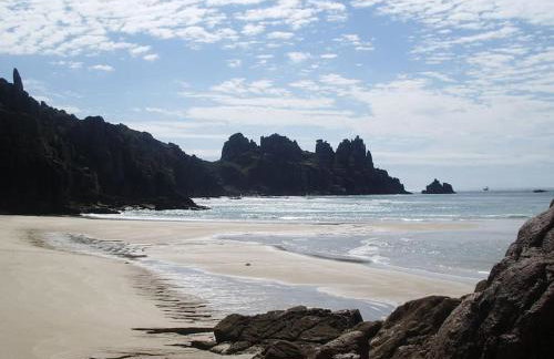 DRIFTWOOD - Super 1 Bedroom Home with Sea Views - Photo 29