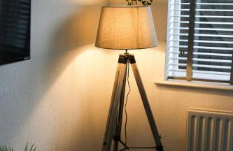 Detached Property With Secure Compound Parking - Foto 3