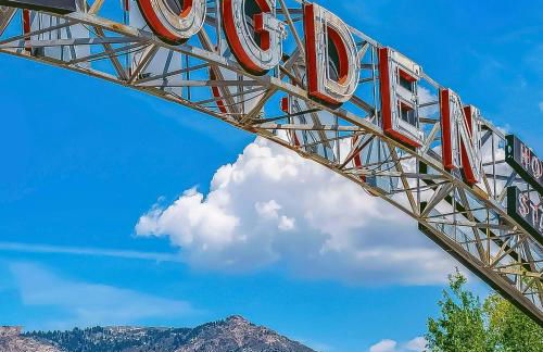 Light-Filled Modern Flat Near 25th Street Fun - Photo 37