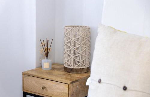 Retro 2 bedroom basement APT with free parking - Foto 29