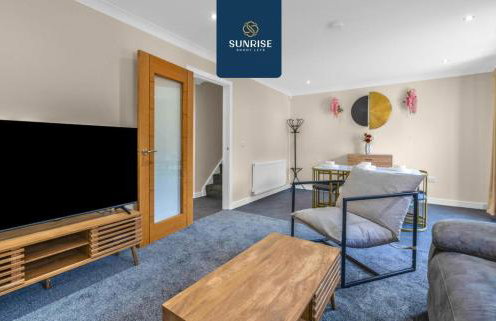 L1 - INVOICE and REDUCED PRICE only via SUNRISE SHORT LETS DUNDEE, Large 4 Bedroom House with 6 Beds and 3 bathrooms, TVs in each room, Free Parking, Fully Equipped, Local Amenities, Easy Ring Road Access, Special Rates and ONLY 9 Mins to STANNERGATE Port - Foto 33