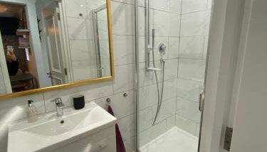 Stylish 1-bed studio - Photo 5, Shower