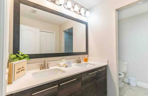 SPACIOUS 6bdrm Villa near ALL the attractions!! - Foto 10