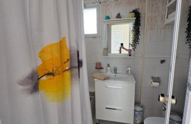 Benalbeach Beauty- Sunny studio with ocean views, balcony, and windows in every room - Foto 4