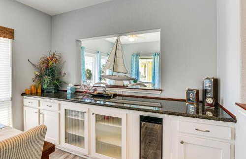 Walk to Beach Home with 2 Decks in Galveston! - Foto 10