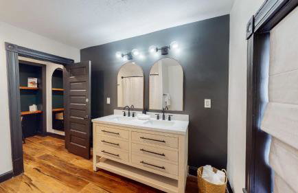 Stylish Top Floor 2 kings full bathroom with tub - Foto 8