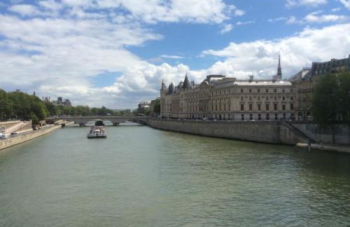 Two Bedroom Luxury Apartment - Balcony with View of Notre Dame - Foto 34