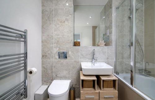 Stunning Riverside View Apartment, near Canary Wharf & O2 - Photo 14