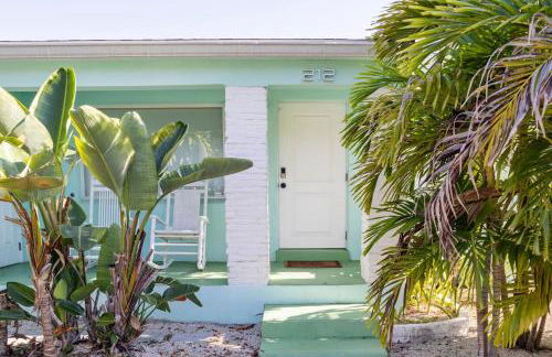 Fun Family-Friendly Poolside Escape Near Beach - Foto 42