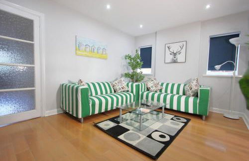 Stunning 3 Bedroom 2 Bathroom Bungalow by CozyNest - Photo 15