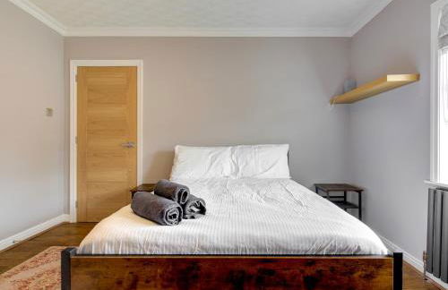 Spacious Heald Green Home with Free Parking - Pass the Keys - Photo 12