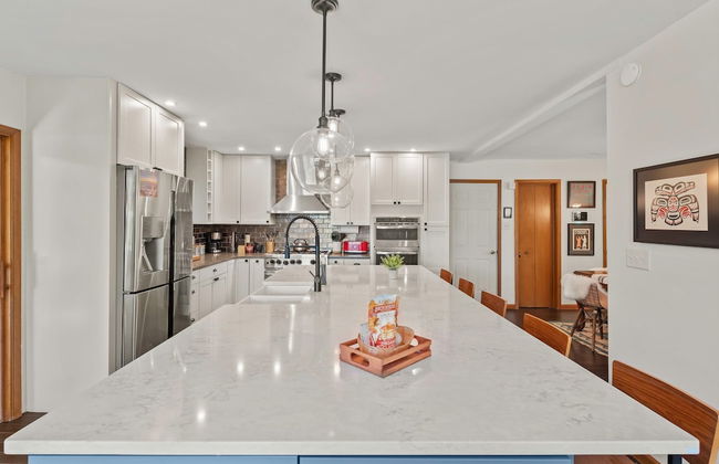 Waterside Haven by Avantstay Lakefront Hot Tub Game Room Fire Pit - Photo 17