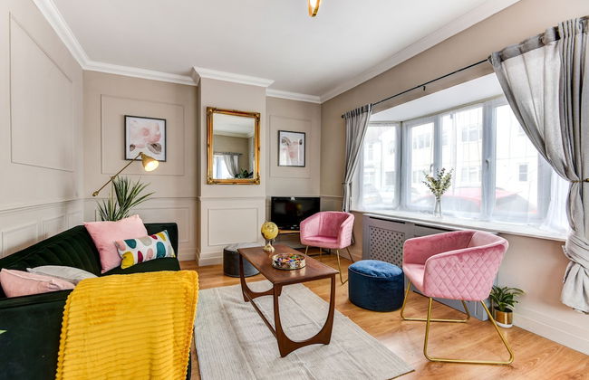 Beautiful 4 Bed House, 3 Minutes to Sea, Sleeps 8 - Foto 1