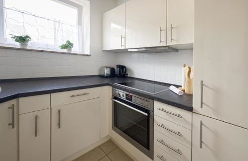 ImmoStay G#1 Ferienhaus - Parken & WiFi, 2 Balkone und 2 Bäder,4K - Foto 33