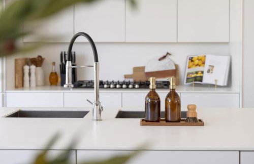 Pass the Keys Bond-villain Style Home with Panoramic Views - Foto 47