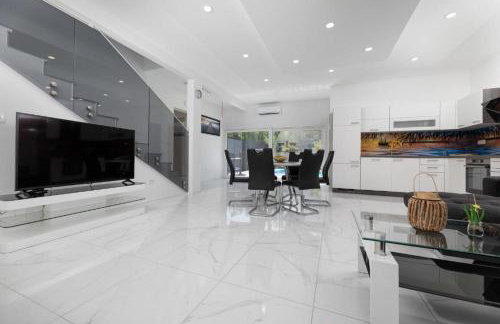 VILLA GEORGE z ogrevanim bazenom in vrtno kuhinjo - Foto 25