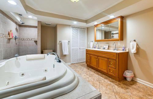 Spacious Kentucky Lake Escape with Dock and Views - Foto 19