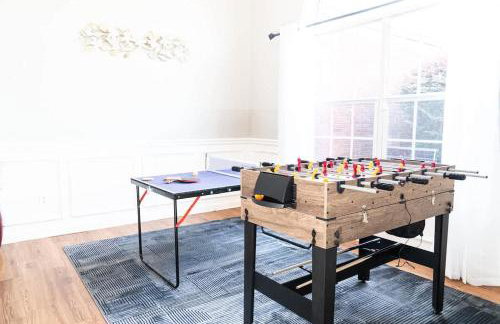 Spacious Vaulted 4BR Family Home Near Mall of GA Sleeps 12 - Foto 45