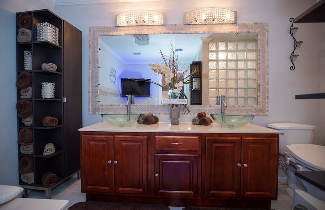 Urban Oasis W/hot Tub, Heated Pool And Private Movie Theater 2 Bedroom Home by RedAwning - Foto 37