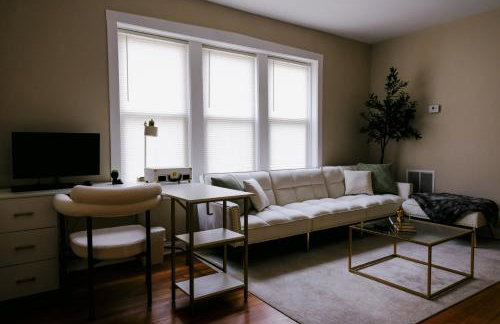 Chicago Chic, Cozy 1BR with Stylish Workspace - Photo 28