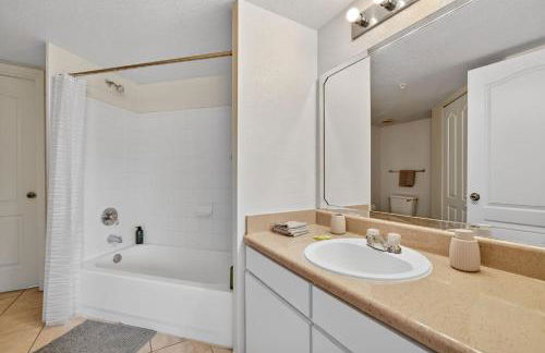 Bright & Comfy 2BR Home Away - Foto 8