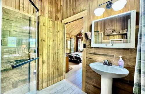 Tranquil Riverfront Cabin Retreat with Wildlife, Trails & Open Skies in Tahlequah, Oklahoma - Foto 49