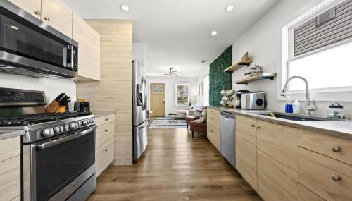 3BR 2BA Derby Home Walk to Churchill Free Parking - Foto 4