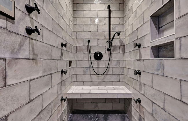 7BR Lakefront Haven Pool Hot Tub Gated 4acres - Foto 32