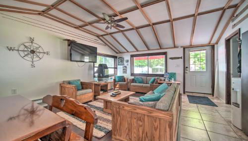 Jamestown Retreat with Hot Tub - Walk to Lake! - Foto 5