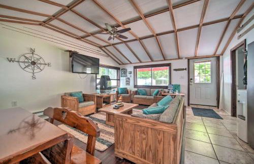 Jamestown Retreat with Hot Tub - Walk to Lake! - Foto 5