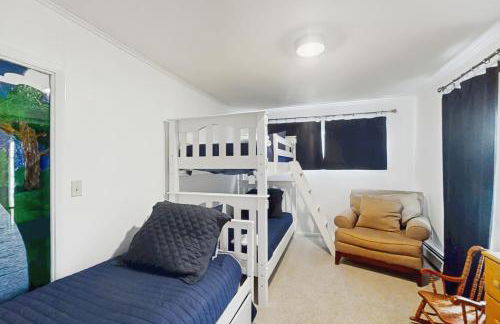 Steps to Crystal Lake! Group Getaway with Hot Tub - Foto 27